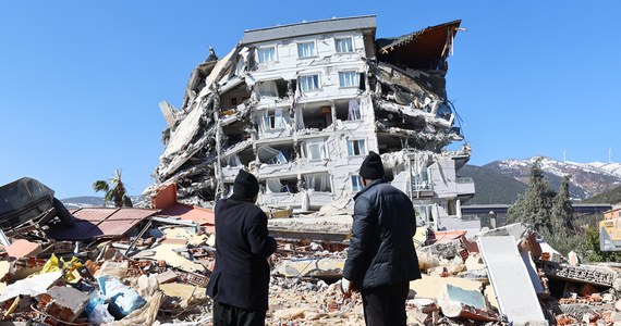 Od trzęsienia ziemi w Turcji i Syrii minął już ponad tydzień. Ratownicy wciąż wyciągają jednak spod gruzów zawalonych budynków żywych ludzi. Dziś w południowej Turcji udało się uratować sześć osób. Niektóre pod ruinami budynków spędziły ponad 200 godzin. 