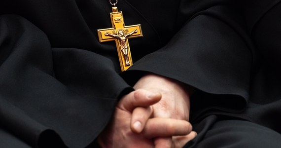 Do nietypowej sytuacji doszło w parafii św. Guduli w Rhede w diecezji Muenster na zachodzie Niemiec. Podczas mszy świętej 82-letni ksiądz przyznał się do nadużyć seksualnych – podaje portal dw.com.