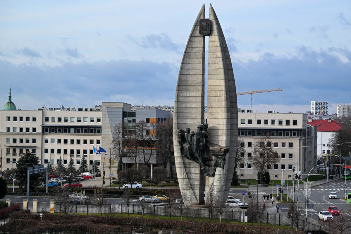 Marszałek województwa podkarpackiego Władysław Ortyl wydał oświadczenie dotyczące rzeszowskiego pomnika Czynu Rewolucyjnego. Monument od lat wzbudza kontrowersje. W ostatnich tygodniach jego temat powrócił, ze względu na zły stan techniczny obiektu.