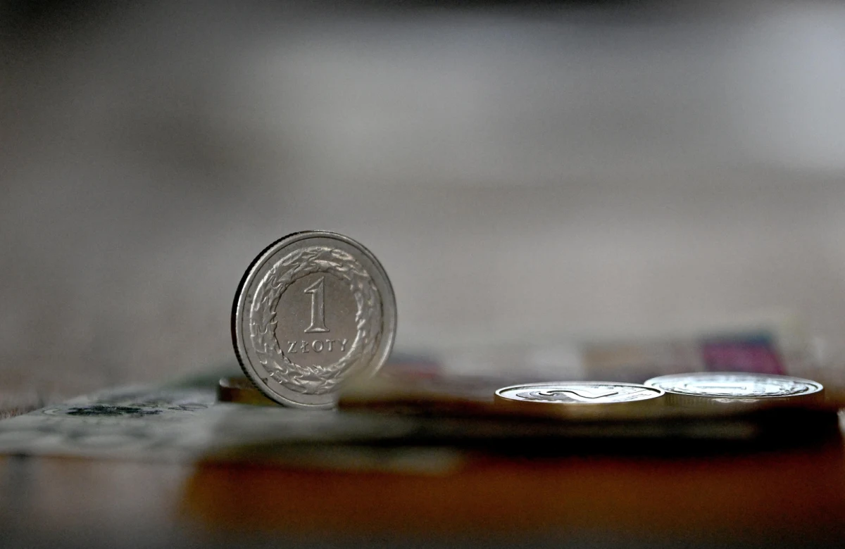 We wtorek rano polska waluta straciła na wartości wobec euro i franka szwajcarskiego, a zyskała do dolara amerykańskiego. Euro kosztowało 4,78 zł, frank szwajcarski 4,85 zł, a dolar – 4,45 zł. 