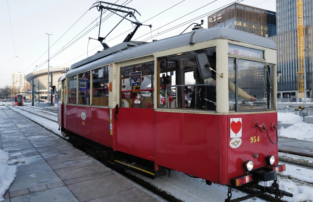 "Zakochana Bana" czyli specjalny walentynkowy tramwaj wraca na śląskie tory. Dzisiejszy kurs jest szczególny, ponieważ tramwaj wraca po dwuletniej, spowodowanej pandemią, przerwie.  