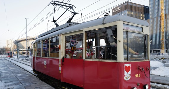 "Zakochana Bana" czyli specjalny walentynkowy tramwaj wraca na śląskie tory. Dzisiejszy kurs jest szczególny, ponieważ tramwaj wraca po dwuletniej, spowodowanej pandemią, przerwie.  