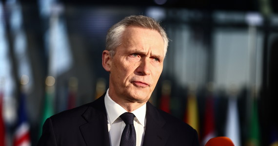 ​Rosja szykuje się na dłuższą wojnę, musimy dostarczyć Ukrainie broń, która pozwoli jej wygrać - powiedział sekretarz generalny NATO Jens Stoltenberg przed rozpoczęciem spotkania ministrów obrony Sojuszu w Brukseli.