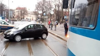 Samochód na środku torowiska. Niecodzienna sytuacja w Krakowie