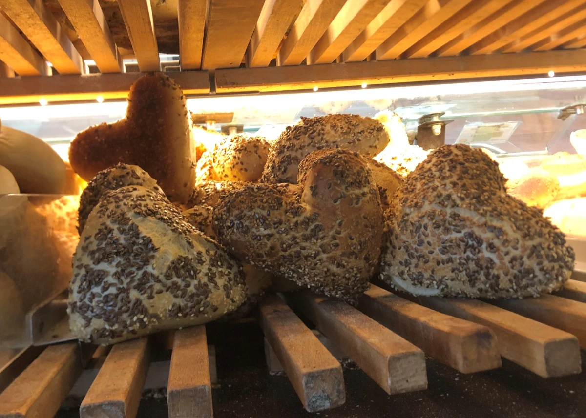 ​W Walentynki, dzień zakochanych, w RMF FM odwiedzamy Chełmno - miasto miłości. Tamtejsi piekarze zdradzili nam, jak zrobić specjalne walentynkowe bułeczki z lubczykiem.