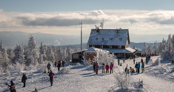 Trwa ostatnia tura ferii. Turystów w Beskidach jest dużo. Korzystają z zimowej aury, bo śniegu w górach jest sporo. Do końca ferii na trasach narciarskich nie powinno go zabraknąć. Warunki są dobre - powiedział Jacek Kufel z informacji turystycznej w Szczyrku.