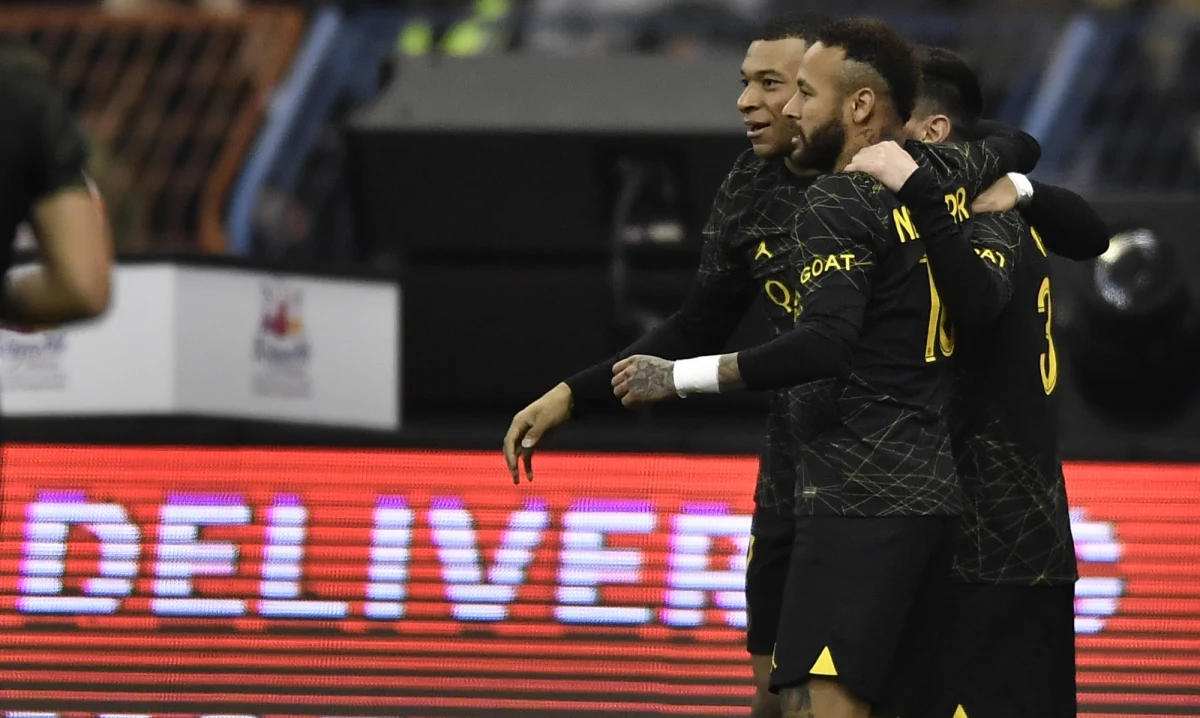 Starcia PSG z Bayernem oraz AC Milan z Tottenhamem rozpoczną dziś serię spotkań 1/8 finału piłkarskiej Ligi Mistrzów. Kadra paryżan wraca do normalności po kilku kontuzjach, natomiast dla Bayernu normalnością jest wygrywanie lub remisowanie. Bawarczycy nie przegrali meczu od września. Jednak - zdaniem Marka Jóźwiaka - to nie oni są faworytami tego spotkania. Z byłym piłkarzem rozmawiał Paweł Pawłowski z redakcji sportowej RMF FM.