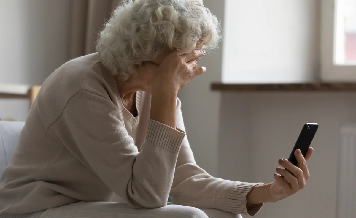 Cyberprzestępcy wykreowali nieistniejący program Emeryt+, następnie ukradli logo i markę PZU, by stworzyć internetową reklamę o rzekomym "funduszu aktywnego zarabiania Emeryt+" towarzystwa ubezpieczeniowego. To nowe oszustwo w sieci bierze na celownik emerytów - prowadzi do wyłudzenia pieniędzy lub danych osobowych. Uważajcie!