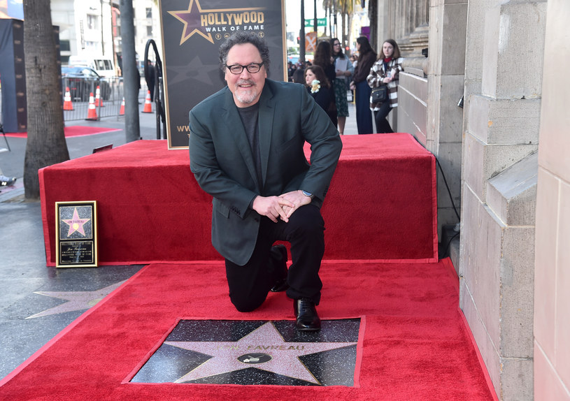 Ceniony amerykański aktor, reżyser i producent został uhonorowany własną gwiazdą w Hollywood Walk of Fame. W uroczystej ceremonii odsłonięcia pięcioramiennej gwiazdy uczestniczyli m.in. prezes Marvel Studios Kevin Feige oraz Robert Downey Jr., bliski przyjaciel i wieloletni współpracownik filmowca. "Bycie częścią tego kultowego chodnika jest dla mnie najwyższym zaszczytem" - powiedział Favreau.