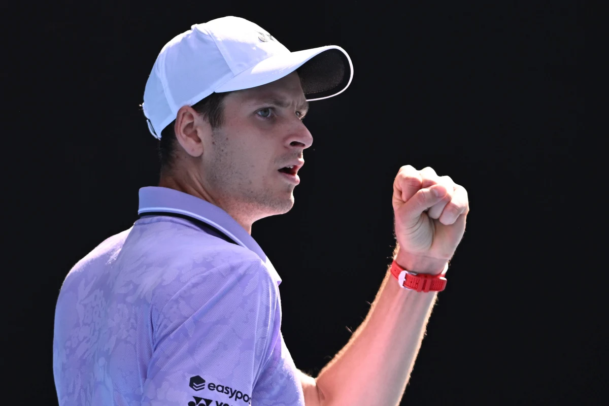 Rozstawiony z numerem piątym Hubert Hurkacz awansował do 1/8 finału halowego turnieju ATP na kortach twardych w Rotterdamie. Polski tenisista na otwarcie pokonał Hiszpana Roberto Bautistę-Aguta 7:5, 6:7 (7-9), 7:6 (7-4).