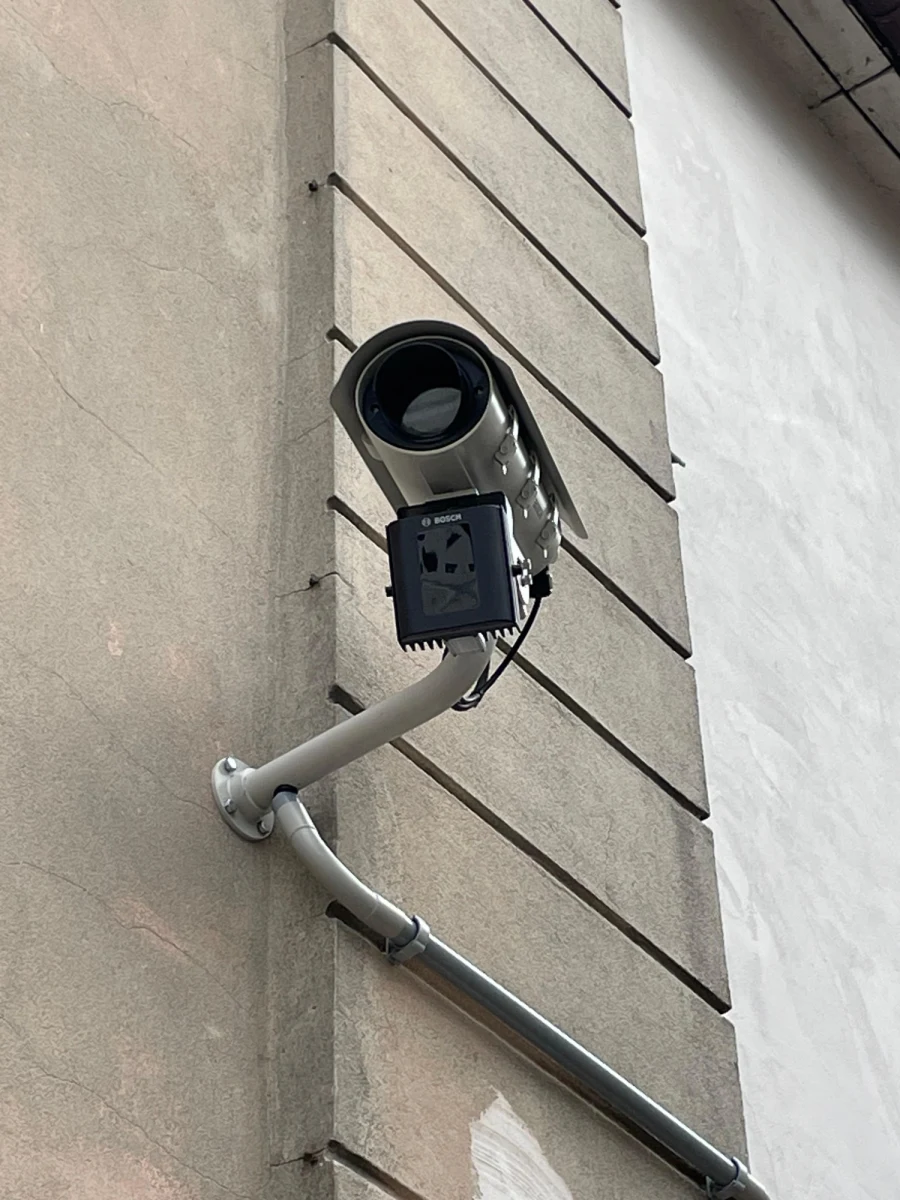 Władze Lublina chcą uporządkować ruch samochodowy na Starym Mieście. Kamery wyłapią, czy komuś wolno wjechać, czy nie. Egzekwowanie nowych rozwiązań zacznie się 1 marca - zapowiada lubelska Straż Miejska. Miasto chce dać czas mieszkańcom czas na ewentualne złożenie wniosków o wjazdówki. 

