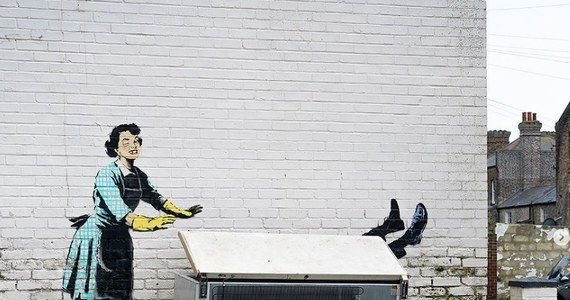 Na ścianie w angielskim mieście Margate pojawił się nowy mural Banksy'ego. Widać na nim gospodynię domową z opuchniętym okiem i wybitym zębem. W ten sposób artysta chciał zwrócić uwagę na problem przemocy domowej.