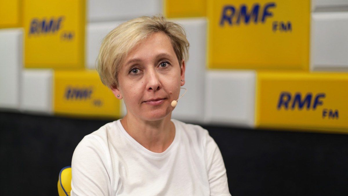 "Ustawa o Sądzie Najwyższym skierowana do Trybunału Konstytucyjnego, a ten jest podzielony, tak, że nie wiadomo, czy i kiedy sprawa zostanie przeprocedowana. To oznacza potężne problemy dla PiS, ale przede wszystkim brak środków z Krajowego Planu Odbudowy" – mówiła w internetowym Radiu RMF FM politolog Anna Materska-Sosnowska z Uniwersytetu Warszawskiego. W rozmowie z Tomaszem Terlikowskim stwierdziła, że ta sprawa przypomina kiepski kryminał.