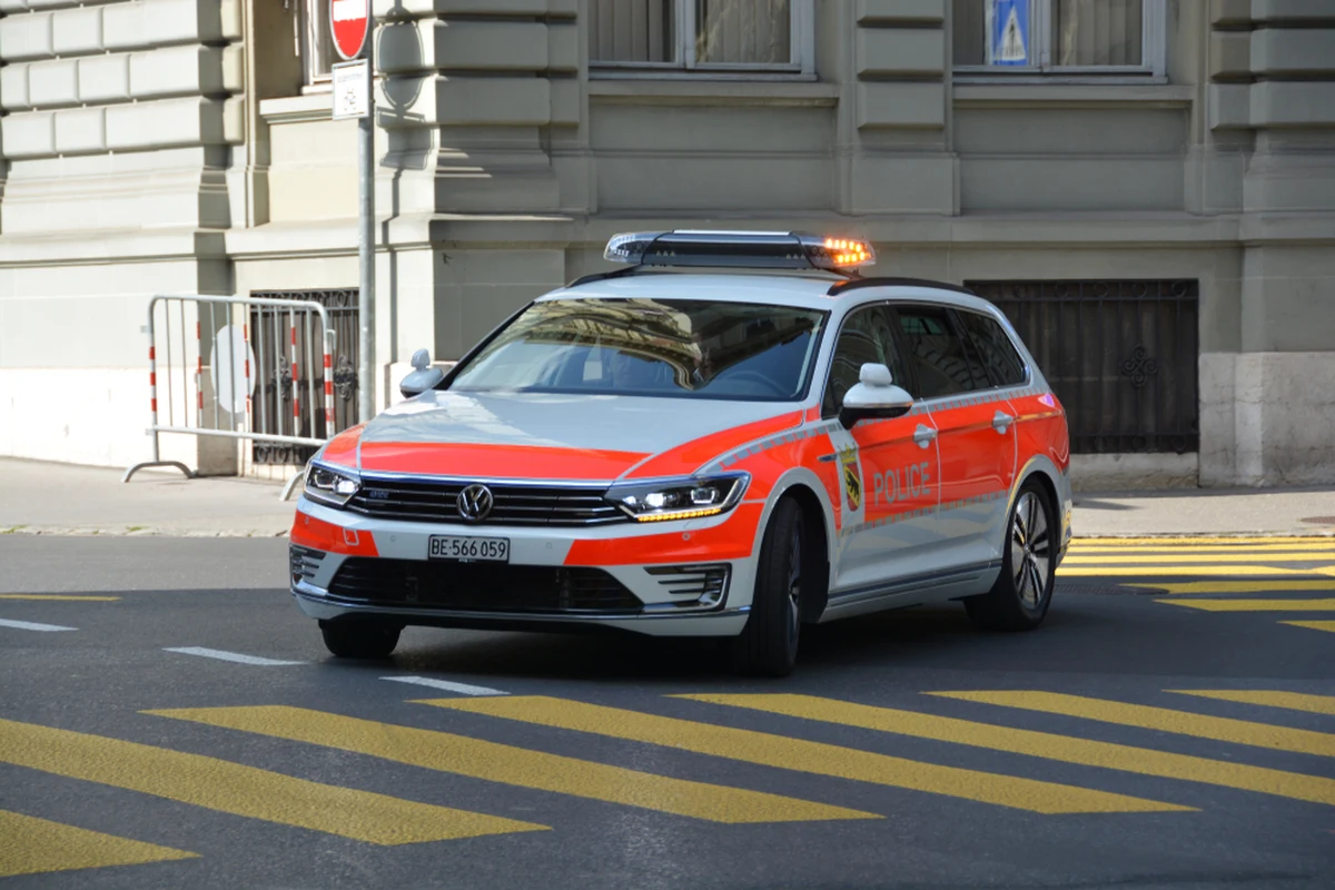 Plac przed gmachem parlamentu w centrum Berna - stolicy Szwajcarii - jest otoczony policyjnym kordonem o średnicy kilkuset metrów - podał portal 20minuten. W centrum miasta trwa akcja rozbrajania podejrzanego samochodu, m.in. przy użyciu robota saperskiego. Mundurowi zatrzymali jedną osobę.