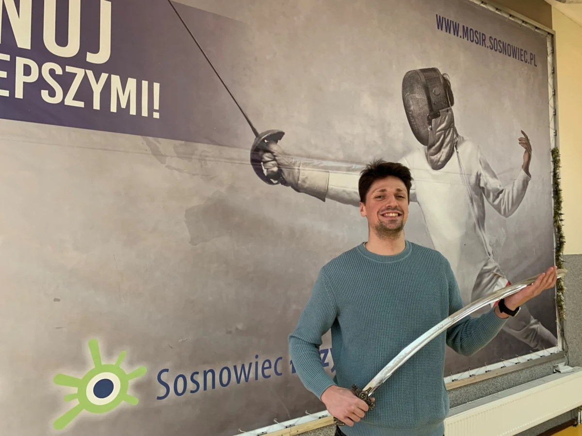 Nowym Michałem Wołodyjowskim na pewno się nie czuje, chociaż kilka dniu temu triumfował w turnieju o jego szablę. Szablista Krzysztof Kaczkowski sensacyjnie wygrał w Warszawie turniej szermierczy "O Szablę Wołodyjowskiego". W finale tych najstarszych zawodów w kalendarzu Pucharu Świata pokonał lidera rankingu i mistrza Europy, Gruzina Sandro Bazadze. Jak przyznaje, przed turniejem jego celem był awans do czołowej szesnastki. "Nasze założenia z trenerem były takie, żeby w tym sezonie stawiać pojedyncze kroki, a te zawody to niesamowity skok w dal, jeżeli chodzi o mój progres" – przyznaje Krzysztof Kaczkowski. O największym sukcesie w karierze, planach, a także trenowaniu weteranów rozmawiał z nim Wojciech Marczyk z redakcji sportowej RMF FM.