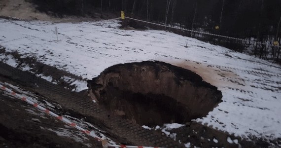 Ziemia zapadła się kilkanaście metrów od nowo wybudowanej obwodnicy Bolesławia (powiat olkuski) w Małopolsce. Jak informują władze gminy, dziura ma ok. 8 metrów średnicy i jest głęboka na ok. 5 metrów. 