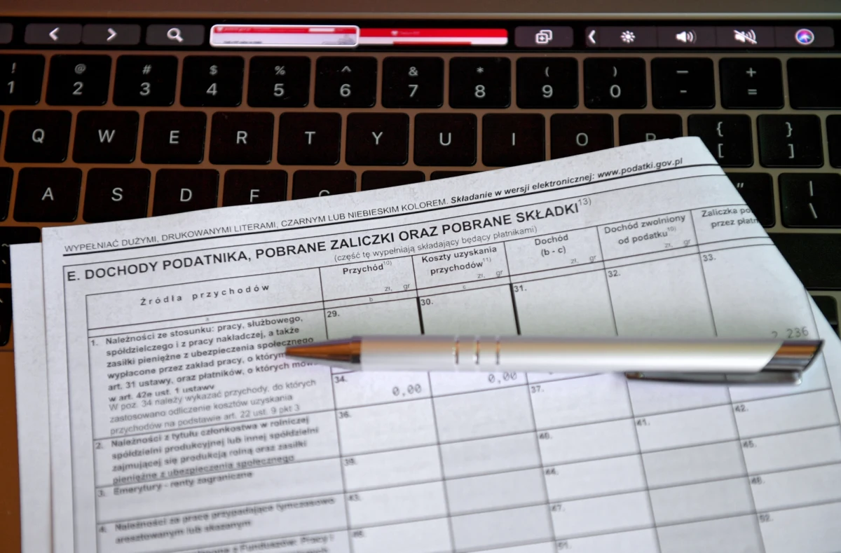 W pierwszych godzinach rozliczania PIT-ów na e-Urzędzie Skarbowym pojawiły się utrudnienia. Część użytkowników mogła mieć kłopot z zalogowaniem się lub korzystaniem z usług. "Nasz zespół IT pracuje nad tym, aby wszystko jak najszybciej wróciło do normy" - przekazało w nocy Ministerstwo Finansów. Obecnie system działa już sprawniej, ale mogą pojawiać się problemy z powodu przeciążenia systemu.