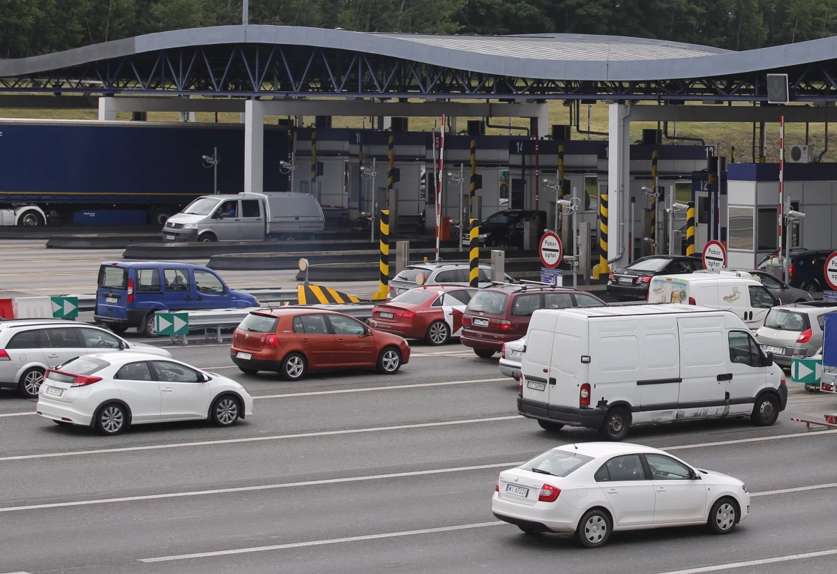 Urząd Ochrony Konkurencji i Konsumentów wystąpi do wszystkich operatorów odcinków autostrad o dane dotyczące opłat i kosztów ponoszonych na konkretnych odcinkach. To element postępowania wyjaśniającego ws. kolejnych podwyżek na A4 Kraków-Katowice. 