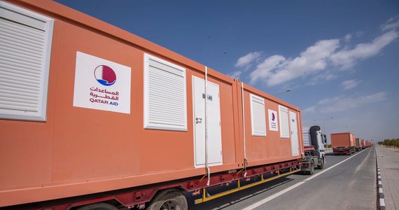 Katar wysłał pierwsze 350, z zadeklarowanych 10 tysięcy, kontenerowych kabin mieszkalnych w formie pomocy poszkodowanym w trzęsieniu ziemi w Turcji i Syrii. W trakcie piłkarskich mistrzostw świata korzystali z nich kibice.