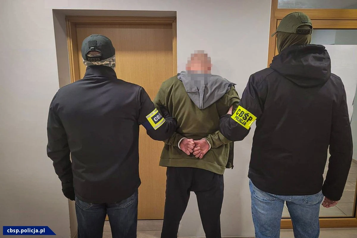 F​unkcjonariusze CBŚP i Służby Więziennej rozbili zorganizowaną grupę przestępczą handlującą narkotykami w zakładzie karnym we Wronkach (pow. szamotulski, Wielkopolskie). Zarzuty w tej sprawie przedstawiono 23 osobom - podały policja i prokuratura.