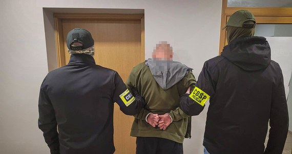 F​unkcjonariusze CBŚP i Służby Więziennej rozbili zorganizowaną grupę przestępczą handlującą narkotykami w zakładzie karnym we Wronkach (pow. szamotulski, Wielkopolskie). Zarzuty w tej sprawie przedstawiono 23 osobom - podały policja i prokuratura.