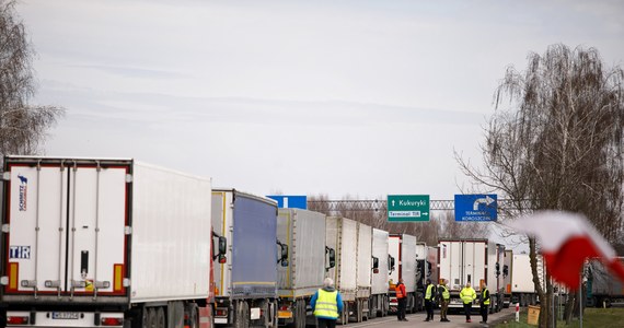 ​W środę rano odprawy tirów na granicy z Białorusią w Koroszczynie (Lubelskie) odbywają się na bieżąco - poinformował rzecznik Izby Administracji Skarbowej w Lublinie Michał Deruś. Po białoruskiej stronie granicy czeka ok. 80 ciężarówek w trzygodzinnej kolejce.