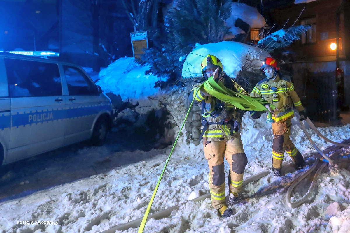 Zakopiańscy policjanci wynieśli z płonącego budynku 84-letniego mężczyznę. Z podejrzeniem zatrucia i poparzeniami trafił on do szpitala. Przyczyną pożaru, który wybuchł przy ul. Marusarzówny w Zakopanem najprawdopodobniej była awaria elektrycznego urządzenia grzewczego.

