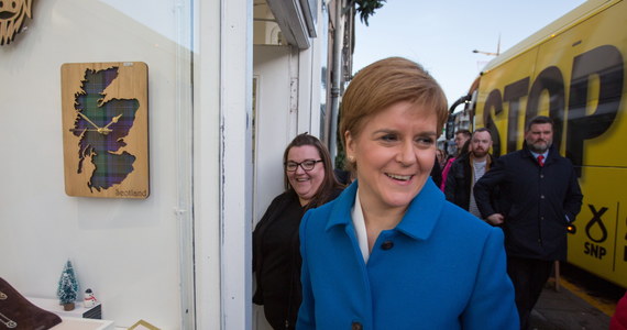 Szefowa szkockiego rządu i liderka proniepodległościowej Szkockiej Partii Niepodległościowej (SNP) Nicola Sturgeon ogłosiła w środę decyzję o rezygnacji z obu tych stanowisk. Pozostanie na nich do czasu wyboru swojego następcy.