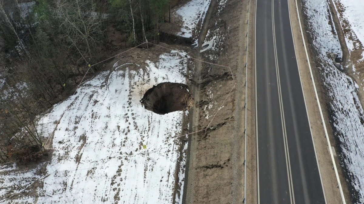 Co mogło spowodować kolejne zapadlisko w gminie Bolesław pod Olkuszem w Małopolsce? Na to pytanie mają odpowiedzieć specjalistyczne badania, które zlecił Zakład Górniczo-Hutniczy w Bukownie. Ziemia zapadła się kilkanaście metrów od nowo wybudowanej obwodnicy Bolesławia.