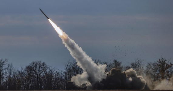 Czołgi, wyrzutnie rakiet, zestawy obrony powietrznej, drony, haubice, systemy przeciwlotnicze. Od roku świat wspiera Ukrainę w walce z rosyjską inwazją. Najwięcej pieniędzy na ten sprzęt wojskowy przekazały do tej pory Stany Zjednoczone - ponad 29 mld dolarów. Strumień pomocy płynie też nieustannie z Polski. 