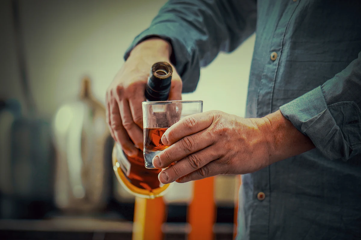 Ponad 2,6 promila alkoholu miał w organizmie ojciec 5-latki, zatrzymany wczoraj przez rudzkich policjantów. Zamiast opiekować się swoją córką, pił alkohol. W mieszkaniu, w którym przebywał wraz ze swoją córką, wybuchł pożar. 