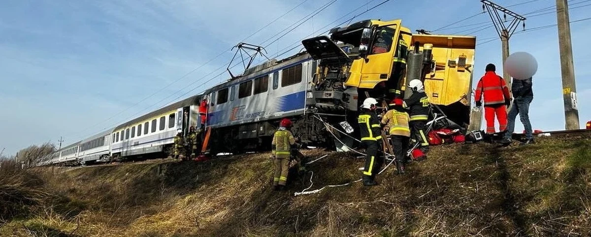 Trwa akcja ratunkowa po zderzeniu ciężarówki z pociągiem relacji Ustka - Bielsko Biała w miejscowości Tychowo w Zachodniopomorskiem. Są poszkodowani. 