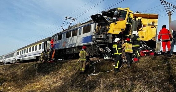 Trwa akcja ratunkowa po zderzeniu ciężarówki z pociągiem relacji Ustka - Bielsko Biała w miejscowości Tychowo w Zachodniopomorskiem. Są poszkodowani. 