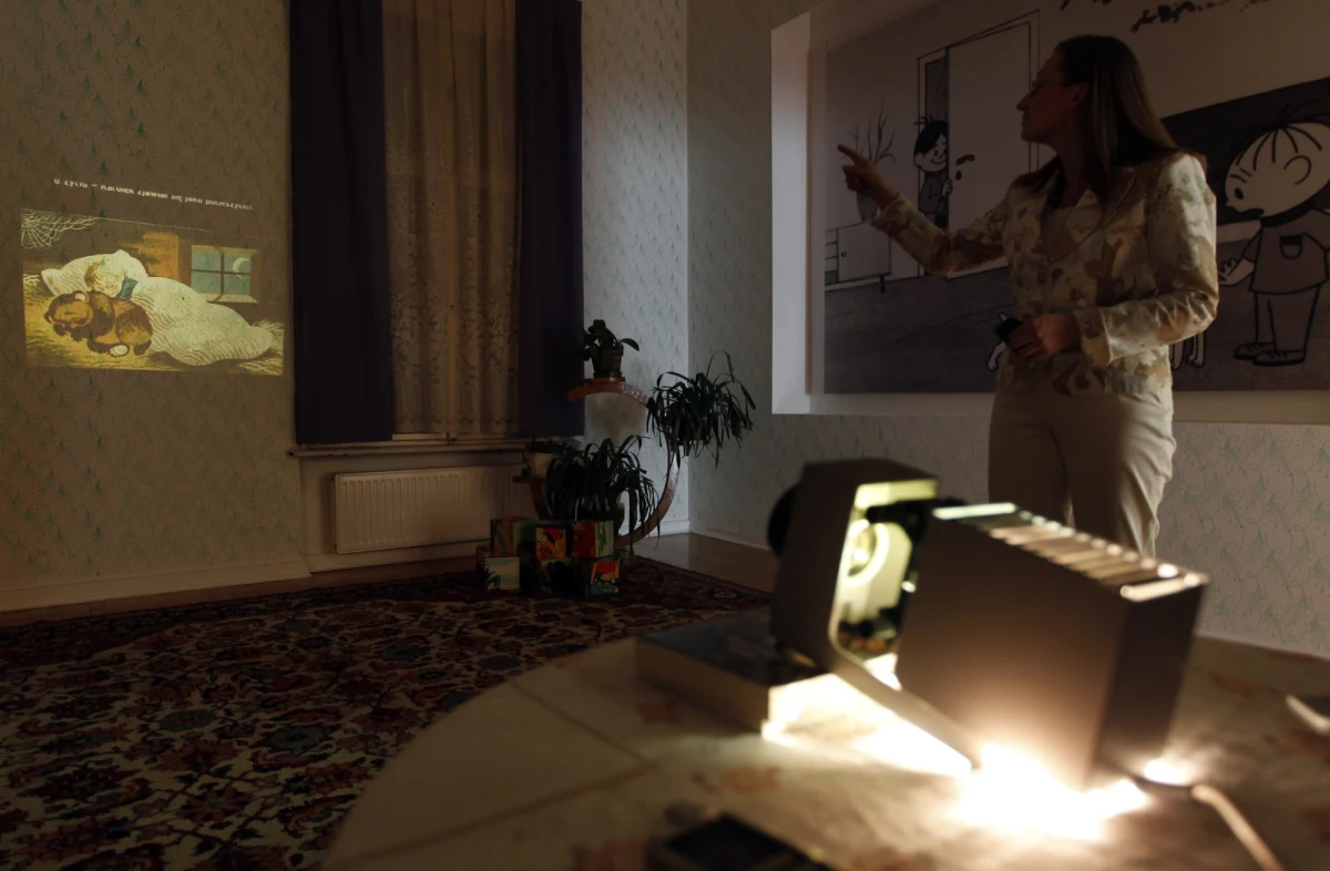 Projektor optyczny, który kiedyś był w każdym domu dziś można obejrzeć "w akcji" na specjalnym pokazie w Bibliotece TUVIM w Łodzi. Chodzi  pokazanie dzieciom, jak mogą spędzać czas bez zanurzenia w sieci i mediach społecznościowych.