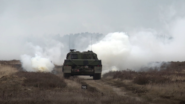 W Polsce trwają szkolenia ukraińskich żołnierzy na czołgach Leopard. Międzynarodowa koalicja zobowiązała się do dostarczenia walczącej Ukrainie nowoczesnych, zachodnich czołgów. Nasz kraj zapowiedział dostawę 14 maszyn w wersji A4. Wśród instruktorów są także wojskowi z Kanady i Norwegii. Wielu żołnierzy ukraińskich przyjechało na szkolenie wprost z frontu.