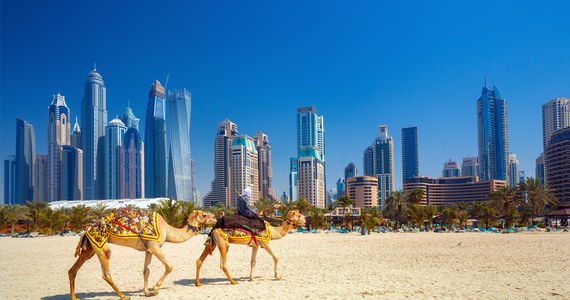 Zjednoczone Emiraty Arabskie to plac zabaw dla bogatych Rosjan, którzy kupują w Dubaju już więcej nieruchomości niż Brytyjczycy i Hindusi. Dubaj przekształcił się „Dubajgrad”, napisał holenderski dziennik „De Telegraaf”. Emiraty często korzystają na międzynarodowych kryzysach, które przyczyniają się do wzrostu ich zamożności.