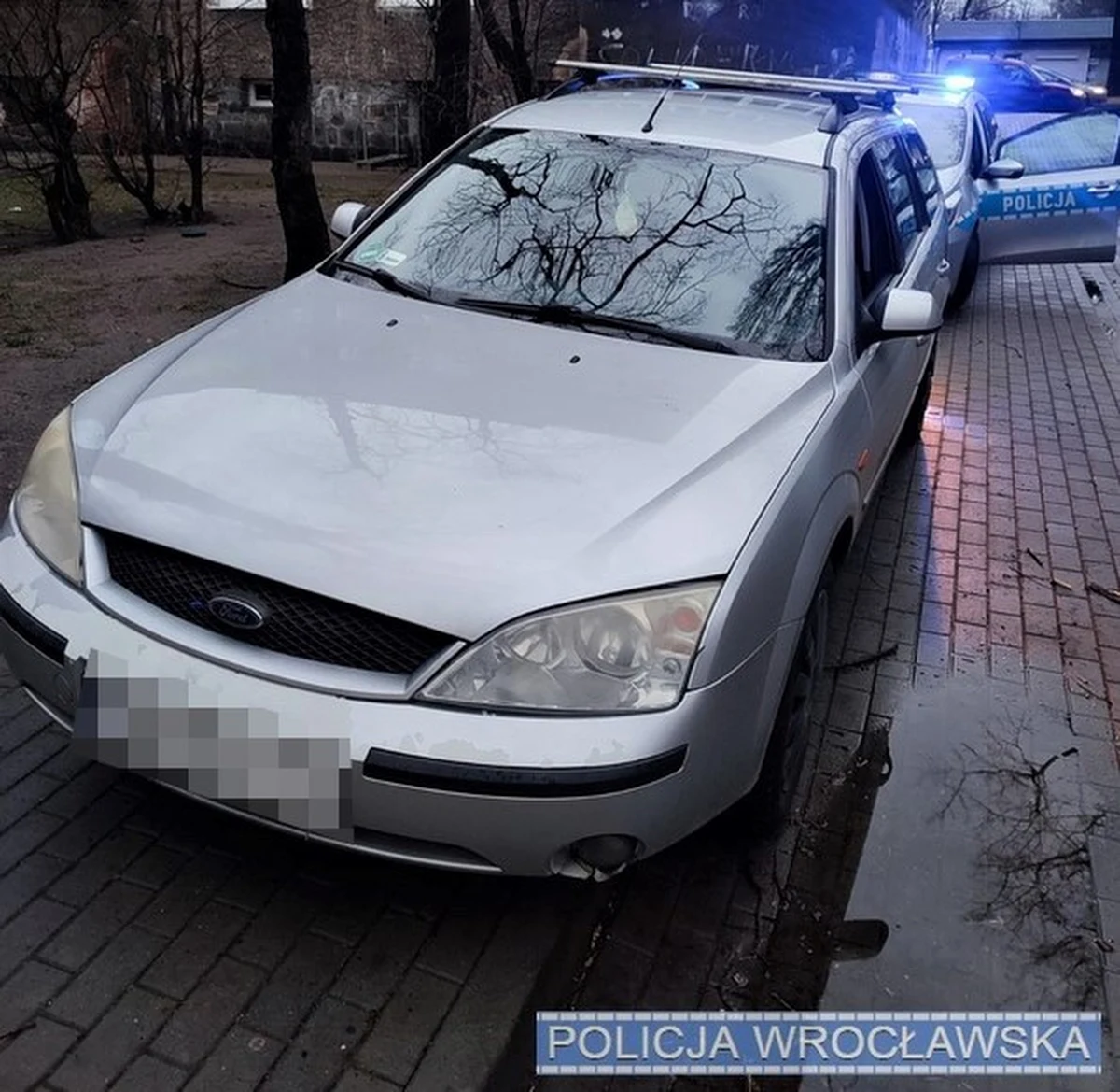 Policjanci zatrzymali do kontroli 31-letniego wrocławianina, który prowadził osobowego forda. Wykonany test wskazał w jego organizmie obecność amfetaminy. W jego domu znaleziono prawie 500 handlowych porcji narkotyku. Dodatkowo w bieliźnie, którą miał na sobie przewoził zapas marihuany. Podejrzanemu grozi do 10 lat więzienia.