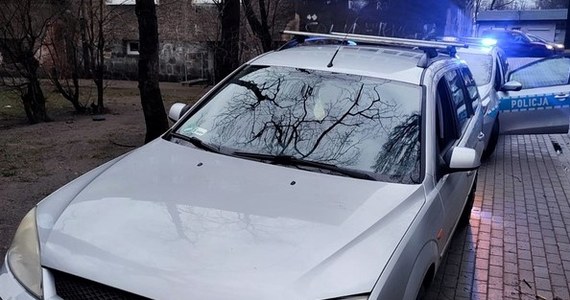 Policjanci zatrzymali do kontroli 31-letniego wrocławianina, który prowadził osobowego forda. Wykonany test wskazał w jego organizmie obecność amfetaminy. W jego domu znaleziono prawie 500 handlowych porcji narkotyku. Dodatkowo w bieliźnie, którą miał na sobie przewoził zapas marihuany. Podejrzanemu grozi do 10 lat więzienia.