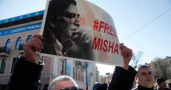 Węgry zablokowały przekazanie władzom w Tbilisi unijnego protestu w sprawie Micheila Saakaszwilego - dowiedziała się brukselska korespondentka RMF FM Katarzyna Szymańska-Borginon. Stan zdrowia byłego prezydenta Gruzji, który odbywa karę 6 lat więzienia za rzekome nadużycie władzy, w ostatnim czasie znacząco się pogorszył. Formuła oświadczenia z protestem (nazywanego w dyplomacji demarche) wymaga jednomyślności. 