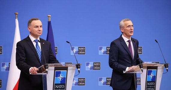 "Oczekujemy nowych planów bezpieczeństwa dla wschodniej flanki Sojuszu Północnoatlantyckiego, chcielibyśmy, aby reakcja NATO na potencjalną napaść była szybsza" - mówił w Kwaterze Głównej NATO Andrzej Duda po spotkaniu z Jensem Stoltenbergiem. Sekretarz generalny Sojuszu mówił natomiast, że Polska wnosi ogromny wkład do NATO. Dodawał, że dziś mierzymy się z największym kryzysem bezpieczeństwa od pokolenia. 