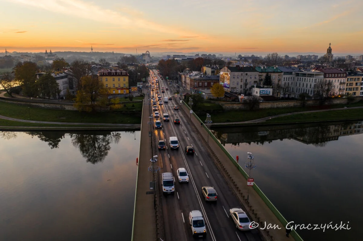 Kraków dostanie dofinansowanie z Rządowego Funduszu Rozwoju Dróg. W sumie będzie to 21,5 mln zł. Wśród inwestycji, które uzyskają wsparcie w 2023 i 2024 r., jest m.in. remont zniszczonego odcinka ulicy Konopnickiej na moście Dębnickim.