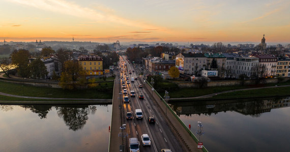 Kraków dostanie dofinansowanie z Rządowego Funduszu Rozwoju Dróg. W sumie będzie to 21,5 mln zł. Wśród inwestycji, które uzyskają wsparcie w 2023 i 2024 r., jest m.in. remont zniszczonego odcinka ulicy Konopnickiej na moście Dębnickim.