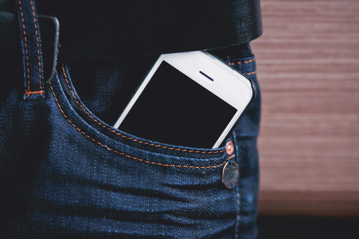 Do jednej ze szkół podstawowych w Ostrowie Wielkopolskim zostali wezwani strażacy. Okazało się, że w kieszeni spodni jednego z uczniów eksplodował telefon komórkowy.