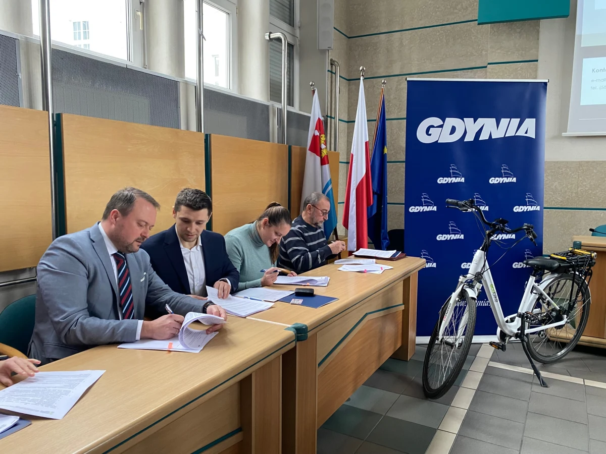 Miasto kontynuuje program dotacji dla mieszkańców na zakup elektryków. W tegorocznej edycji na ten cel zostanie przyznanych łącznie 200 tysięcy złotych. Połowa tej sumy to dofinansowanie ze środków Wojewódzkiego Funduszu Ochrony Środowiska i Gospodarki Wodnej w Gdańsku. Ta kwota wystarczy na nowe pojazdy dla 80 mieszkańców Gdyni, którzy zapisali się w zeszłym roku i są najwyżej na liście oczekujących.