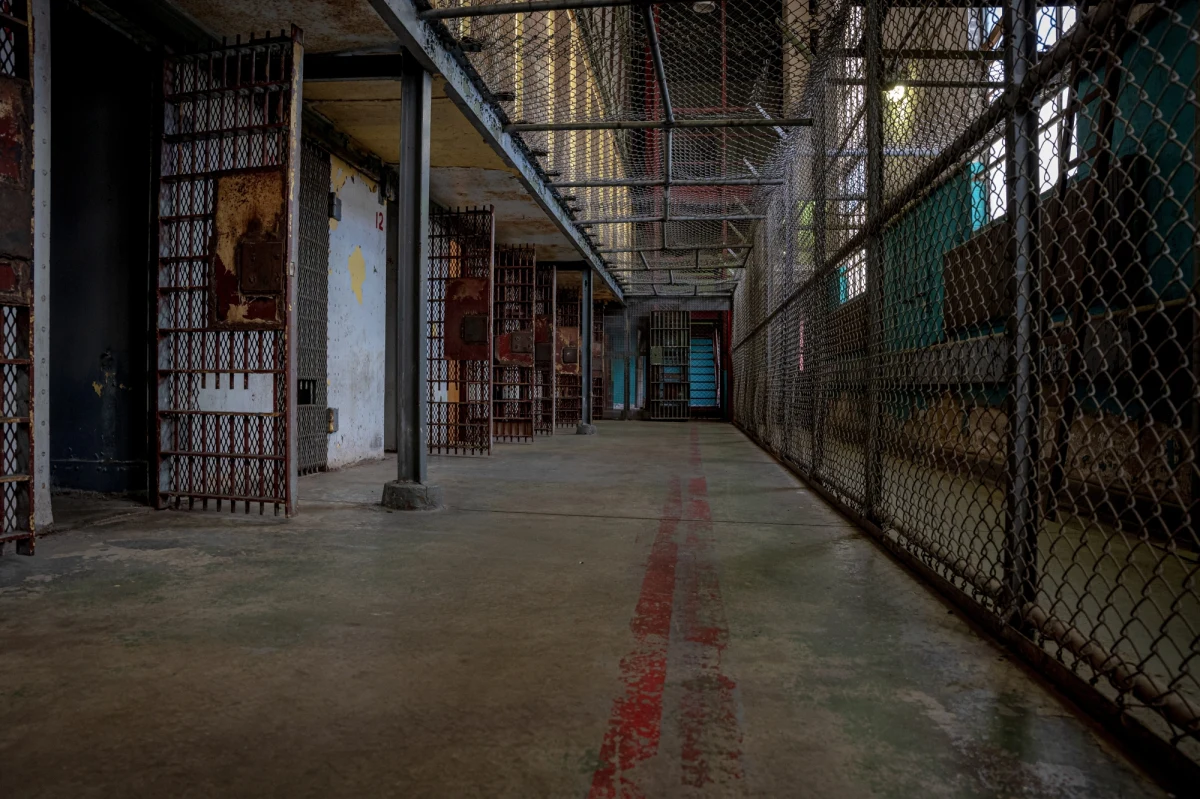 50-letni mężczyzna z USA, który został niesłusznie skazany na dożywocie, po prawie 28 latach wyszedł z więzienia. Lamar Johnson od początku mówił o swojej niewinności.