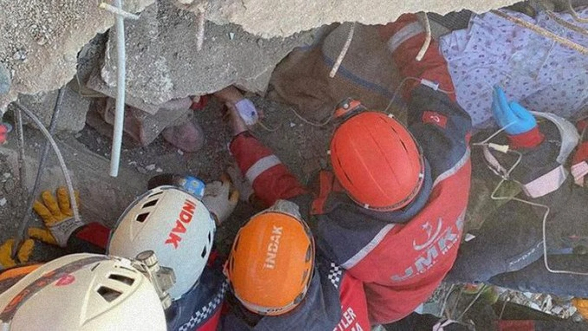 Kolejne cudowne uratowanie w Turcji. 10 dni po tragicznym trzęsieniu ziemi spod gruzów zawalonego budynku w mieście Hatay wyciągnięto matkę z dwójką dzieci. Na pomoc czekali 228 godzin.