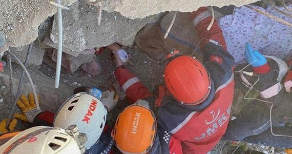 Kolejne cudowne uratowanie w Turcji. 10 dni po tragicznym trzęsieniu ziemi spod gruzów zawalonego budynku w mieście Hatay wyciągnięto matkę z dwójką dzieci. Na pomoc czekali 228 godzin.