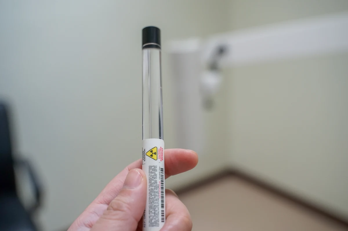 Na terenie Zespołu Szkół nr 1 w Mławie (Mazowieckie) został znaleziony pojemnik, zawierający substancję promieniotwórczą Cez-137. Policja wszczęła w tej sprawie postępowanie.