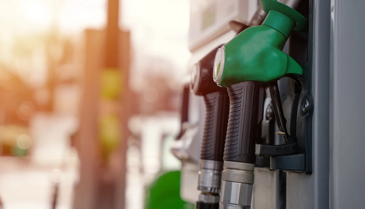 Tankowanie oleju napędowego jest tańsze niż na początku miesiąca. W ubiegłym tygodniu diesel potaniał o 20 gr, a w ostatnich kilku dniach o 9 gr - poinformował portal e-petrol.pl. Średnio litr oleju kosztuje teraz 7,45 zł - tyle co w sierpniu 2022 r. - wyliczyli analitycy.