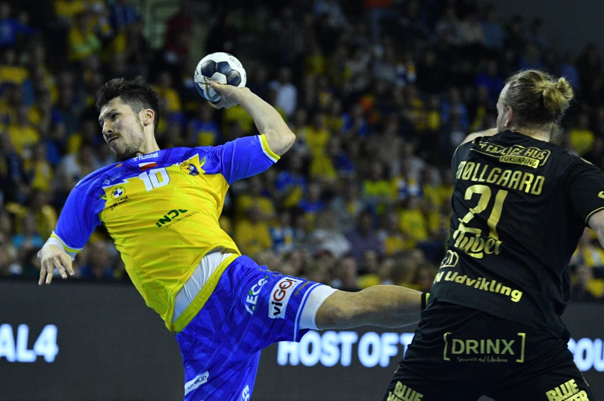 Piłkarze ręczni Industrii Kielce wygrali we własnej hali z duńskim Aalborg HB  33:28 (15:16) w meczu 12. kolejki Ligi Mistrzów. Dzięki temu zwycięstwu polska drużyna zapewniła sobie awans do ćwierćfinału tych rozgrywek.